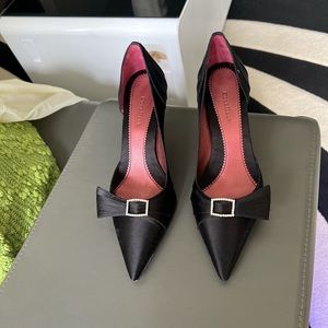 Beautiful black mid heel with bow details